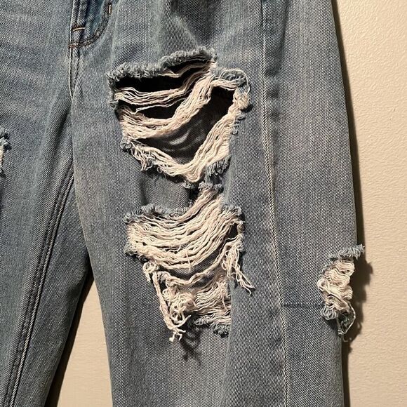 American Eagle Women’s Light Wash Blue 5 Pocket Distressed Mom Jeans - Picture 2 of 10